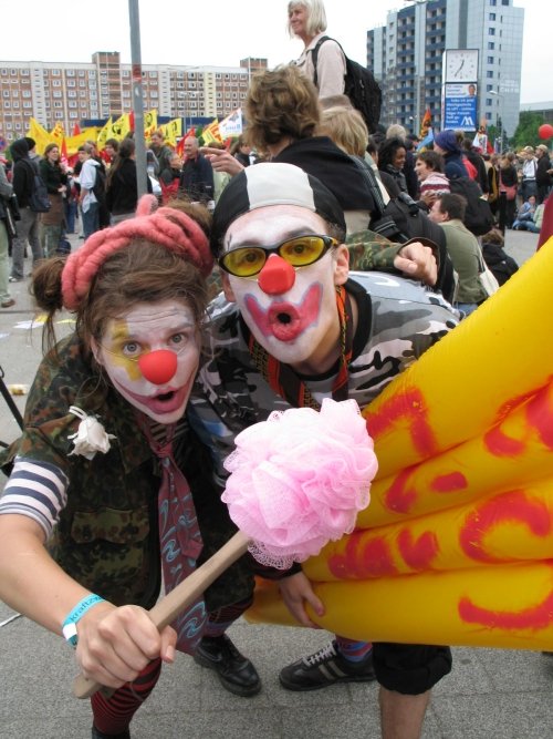Die gute Laune vom Anfang, war am Ende für viele dahin. Trotzdem dürfen die bunten, fantasievollen, friedlichen und inhaltsreichen Seiten der Demo nicht vergessen werden. Foto: Julian Knapp