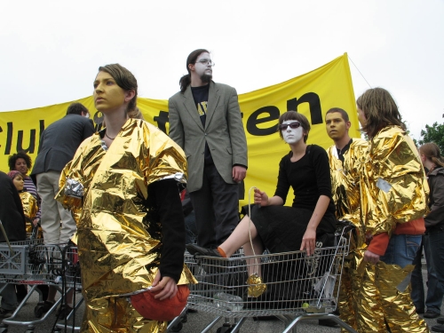 Kreativ aber deutlich sollte die Groߤemo in Rostock sein. Sie war es, auch wenn andere Medien davon kaum berichten. Foto: Julian Knapp